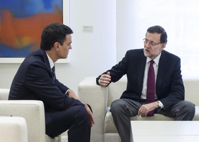 Pedro Snchez junto a Rajoy en la pasada reunin de la Moncloa.