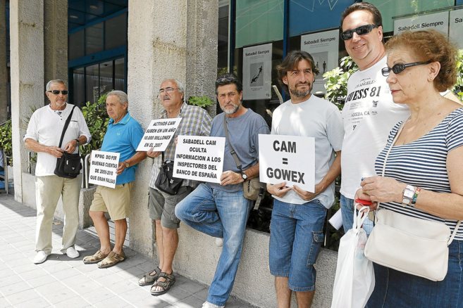 Concentracin en Alicante de afectados por la CAM