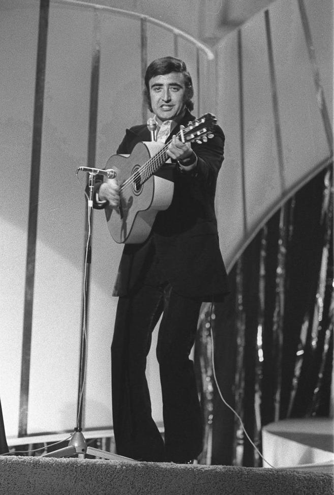 Peret, durante su participacin en el Festival de Eurovisin en 1974