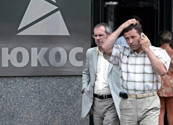 El logo de Yukos, en la sede de la petrolera en Mosc.