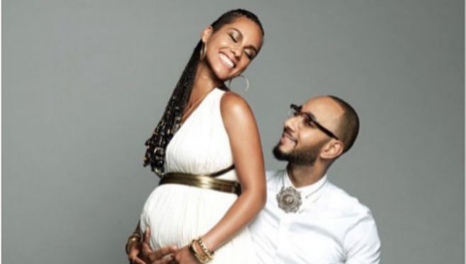 Alicia Keys y su marido, Swizz Beatz, posan anunciando su futura...