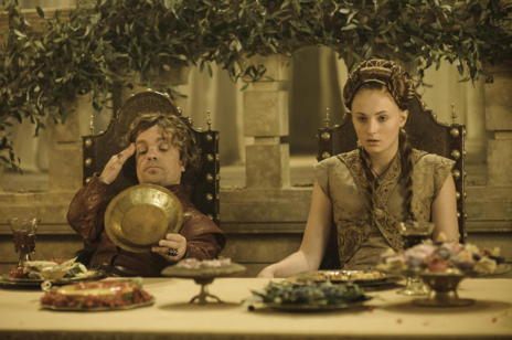 Alcohol en un recipiente llamado Tyrion. A su lado, Sansa Stark...