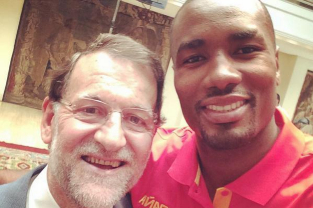 Serge Ibaka se hizo un 'selfie' con Mariano Rajoy en la visita de la...