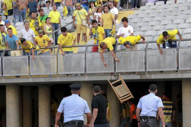 Aficionado de Las Palmas lanza una silla en el partido de promocin...