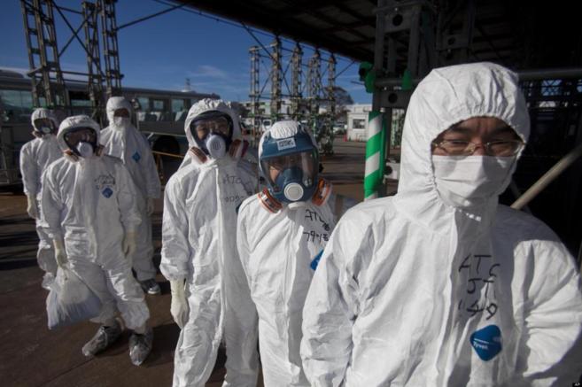 Empleados de limpieza de Fukushima Daiichi aguardan para entrar al...