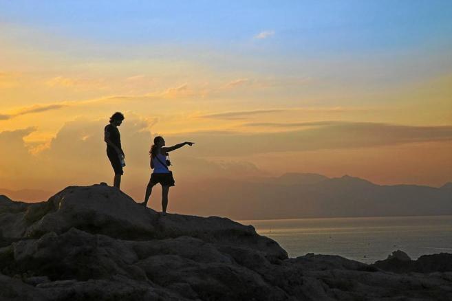 Dos personas hacen senderismo en Cabo de Creus, donde pretende...