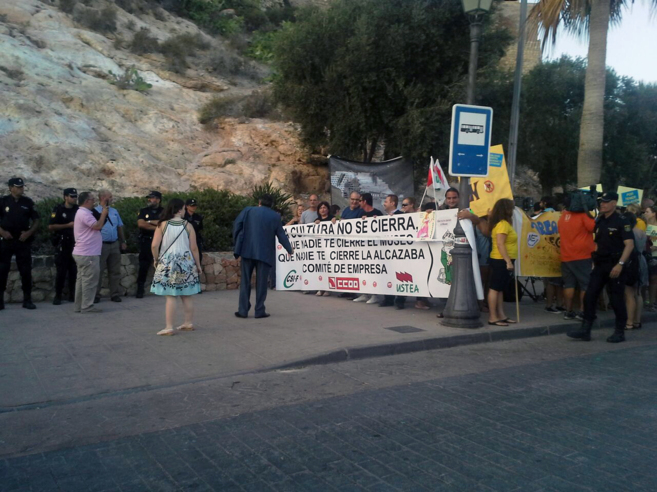 Protesta de ciudadanos en el exterior de la Alcazaba, antes del inicio...
