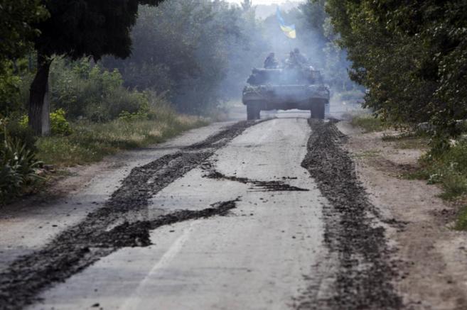 Un tanque ucraniano avanza dejando un surco tras de s en una...
