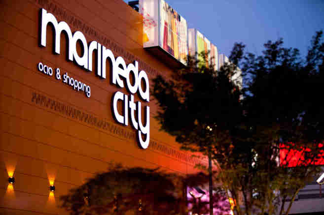 Vista nocturna del centro comercial Marineda City