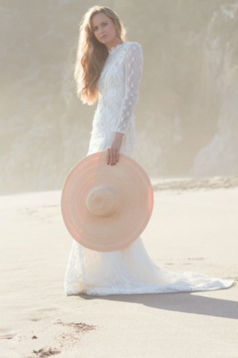 Vestido de novia de YolanCris, en plena playa de Asturias.