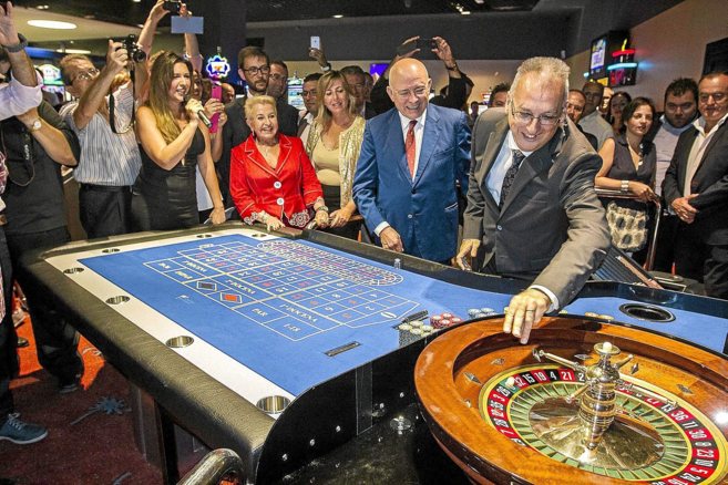 El alcalde juega en la ruleta del Casino Mediterráneo de Benidorm,...
