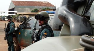 Dos guardias  de la Fuerza Europea en  Repblica Centroafricana.