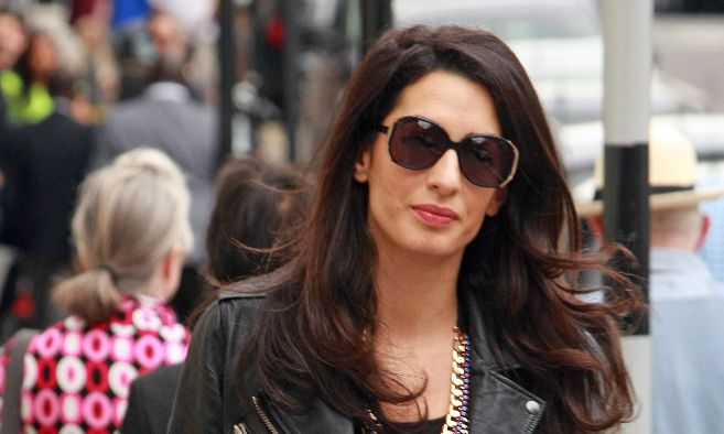 La novia de George Clooney pasea por las calles de Londres.
