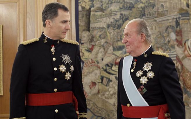 El Rey Felipe y Don Juan Carlos, en un acto de la proclamacin.