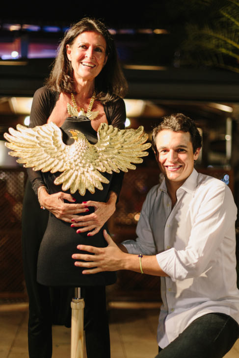 Cristina Macaya y Juan Surez con una escultura de Aristocrazy.