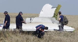 Investigadores examinan los restos del vuelo MH17.