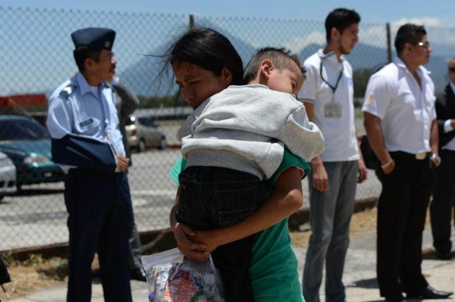 Una mujer y su hijo son deportados de Estados Unidos.