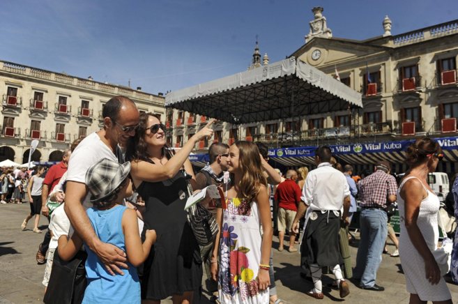 Una familia de turistas se fotografía en el centro de Vitoria.
