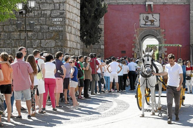 Colas de turistas esperando en la Plaza del Triunfo para visitar el...
