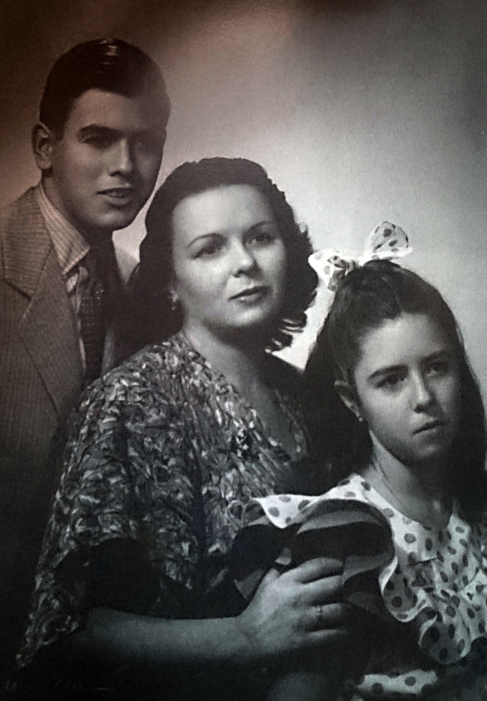 Jordi Pujol, con 17 aos, al lado de su madre y su hermana Mara.