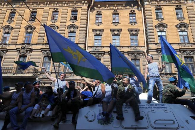Rusia celebra hoy el Da del Paracaidista con una marcha en el centro...