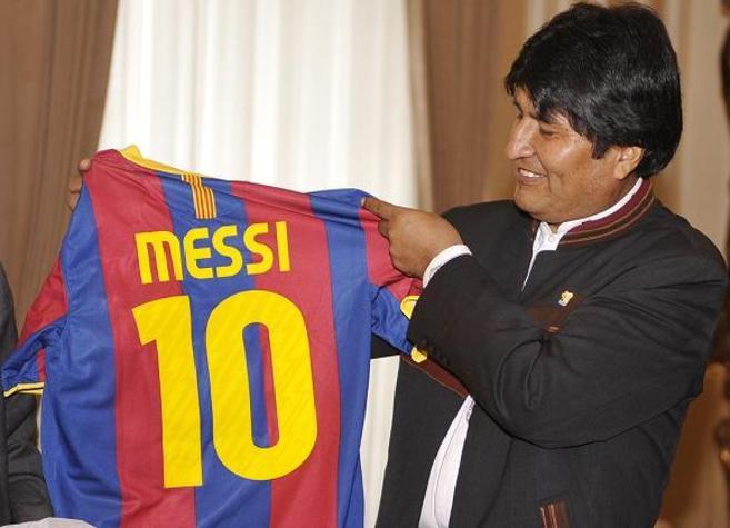 El presidente de Bolivia, Evo Morales, posa con la camiseta que el FC...