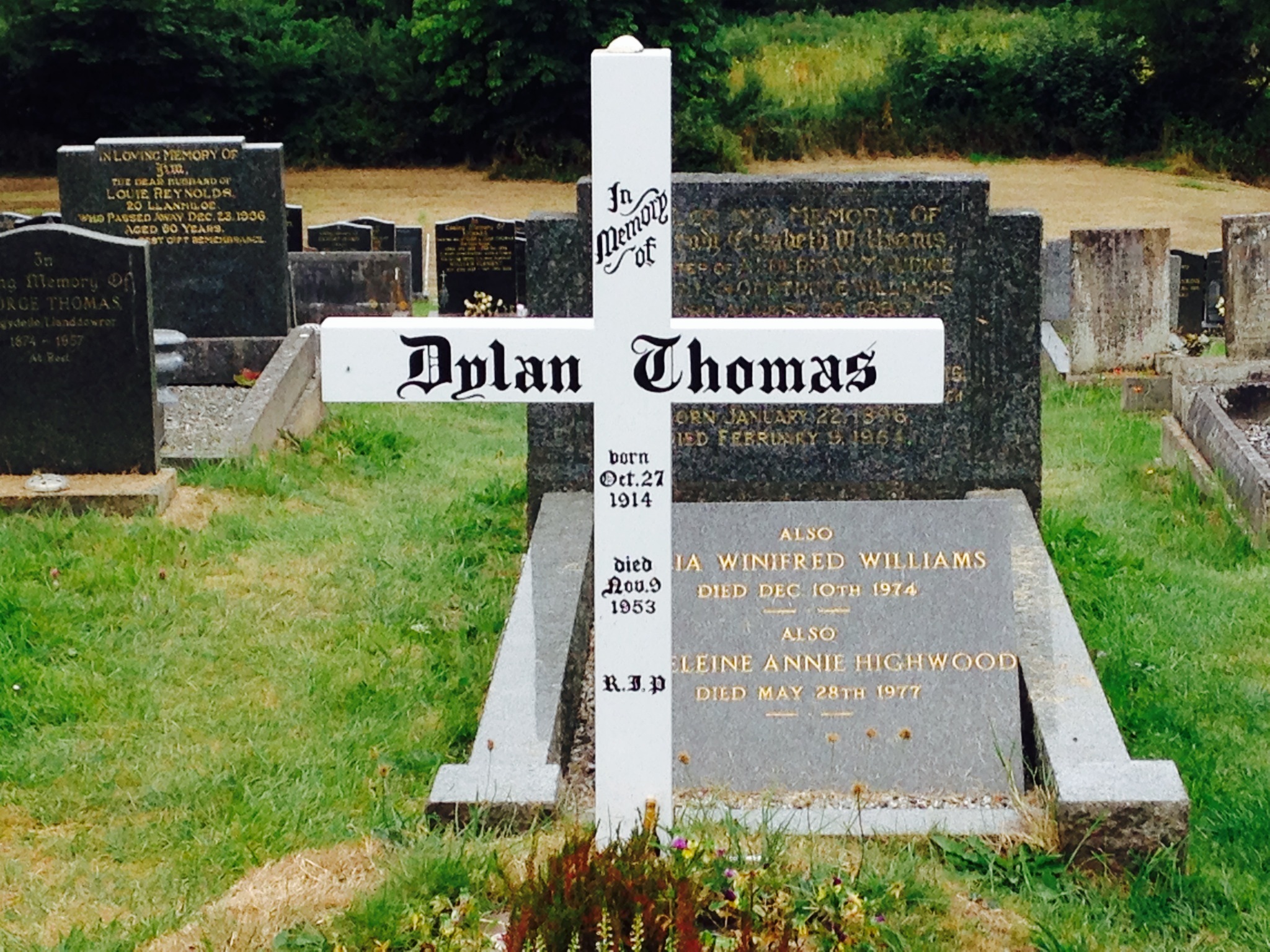 Por la senda de Dylan Thomas - Tumba de Dylan Thomas en la ig... | Cultura  | EL MUNDO