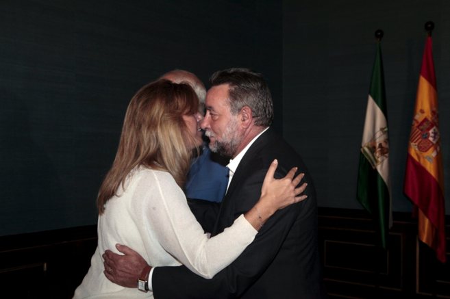 Susana Díaz saluda al ex secretario general de UGT Francisco...