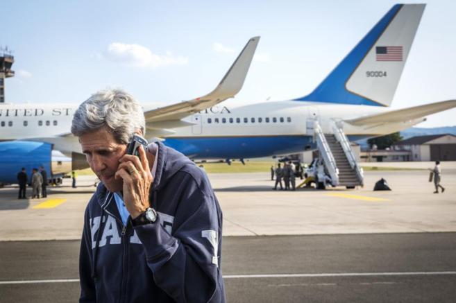 Kerry habla por telfono en la base alemana de Ramstein.