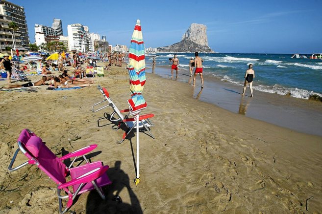Una sombrilla y dos sillas, sin ocupar, en la playa del Arenal del...