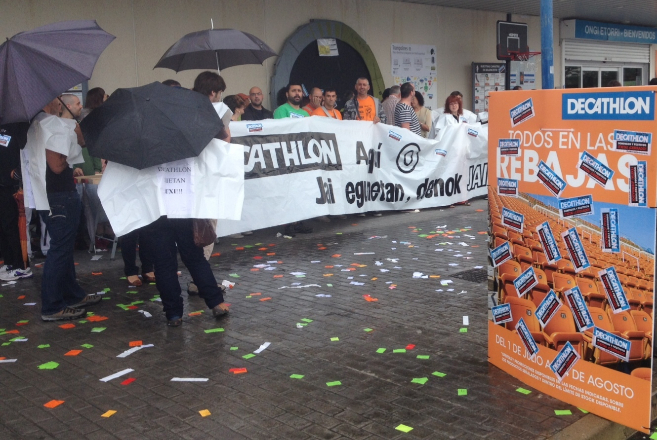 Protesta sindical del pasado 25 de julio ante el Decathlon de Vitoria.