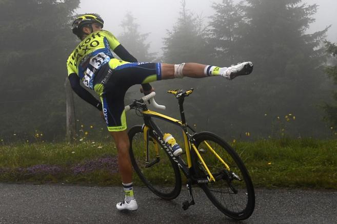 Contador, bajndose de la bicicleta tras decidir abandonar en el Tour...