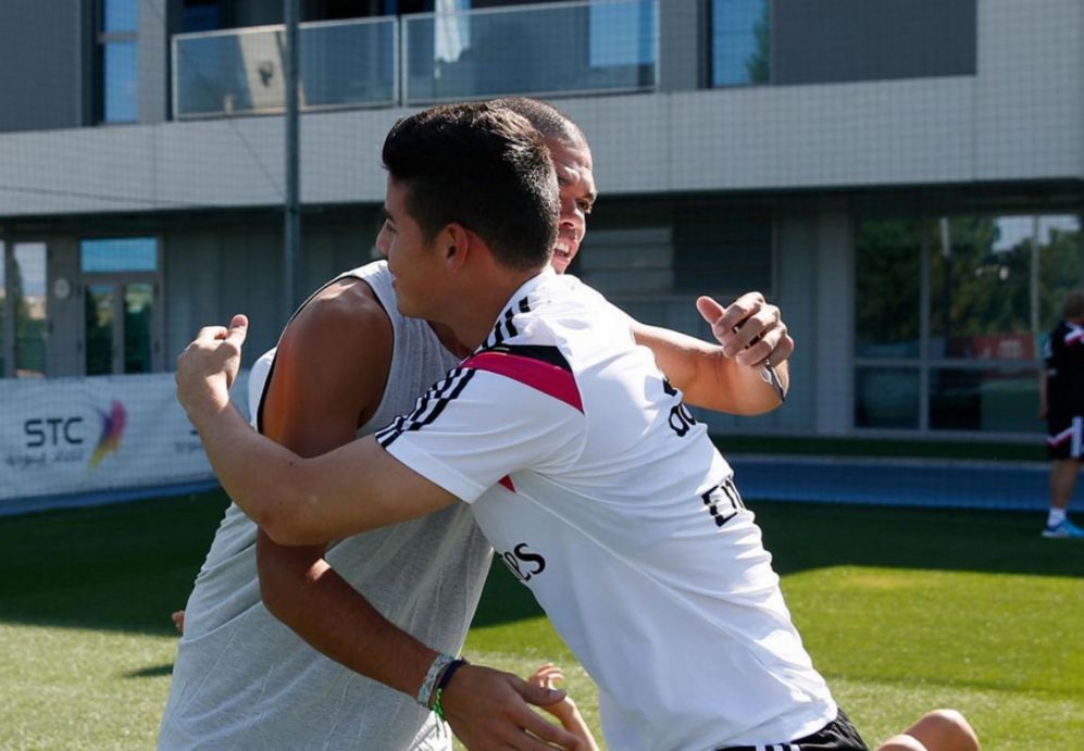 James Rodrguez y Pepe se abrazan en el primer entrenamiento del...