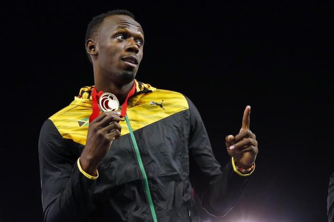 Usain Bolt celebra la medalla de oro conseguida en el 4x100 con...