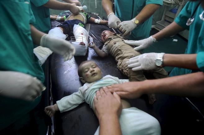 Nios palestinos heridos reciben tratamiento mdico en el hospital...