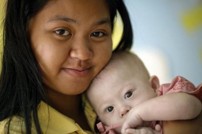 El bebé en brazos de su madre, en un hospital de la provincia de...