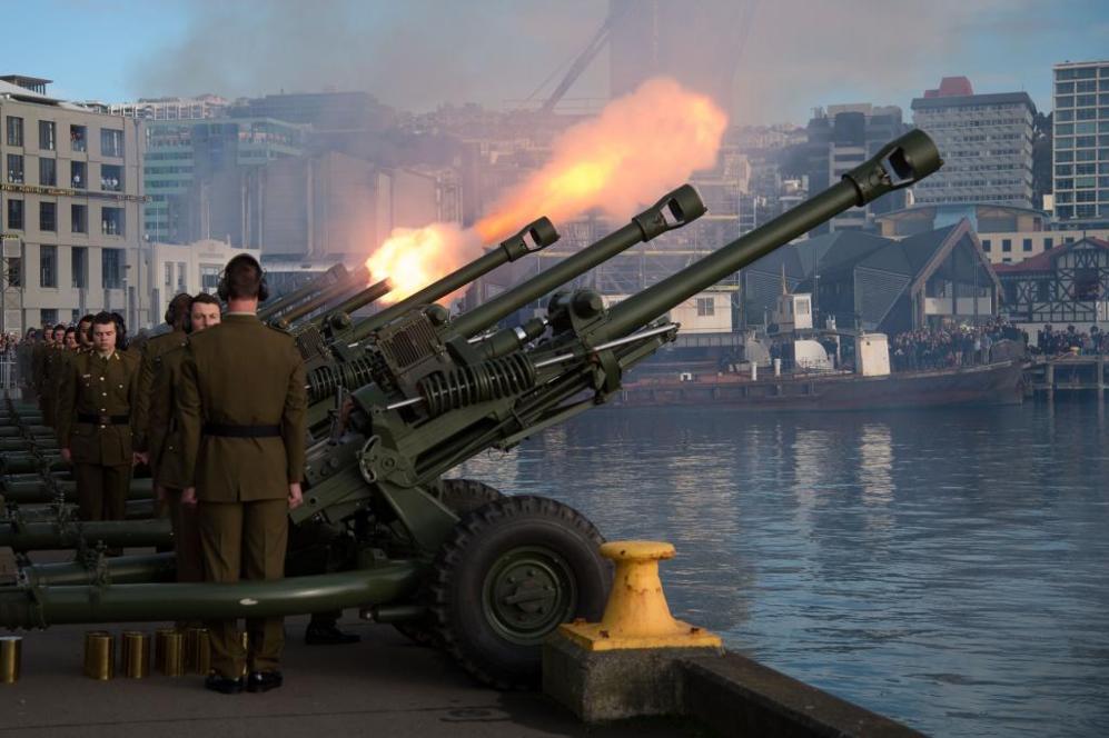 En Nueva Zelanda, un regimiento de artillera disparaba 100 salvas en...