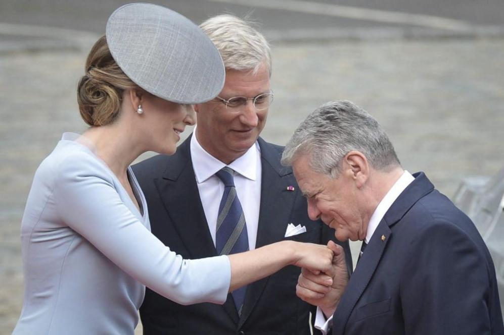 El presidente alemn, Joachim Gauck, saluda a la reina Matilde de...