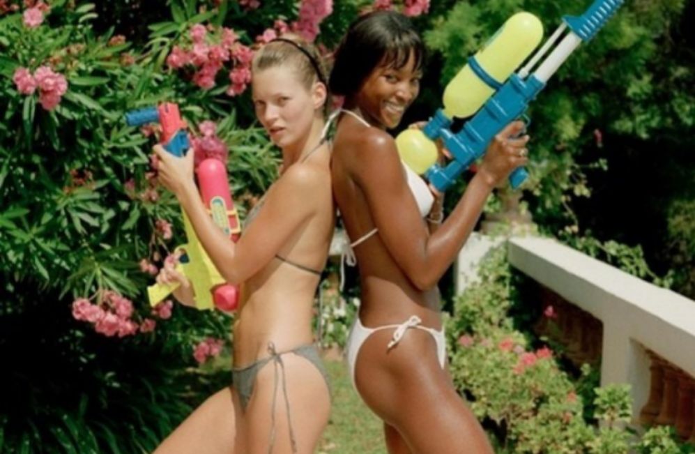 Kate Moss y Naomi Campbell en plena guerra de agua.