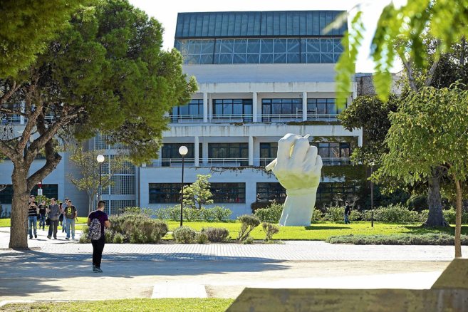 Estudiantes en el campus de San Vicente de la Universidad de Alicante.
