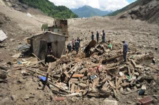 Una equipo de rescate cerca del ro Sukoshi (Nepal).