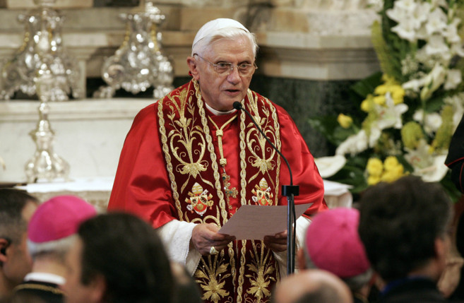 Benedicto XVI en el acto religioso oficiado en la Catedral durante la...