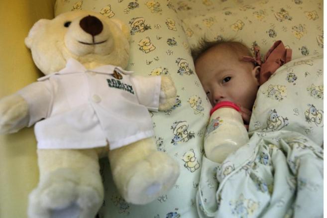El bebé de siete meses con síndrome Down, en un hospital de la...