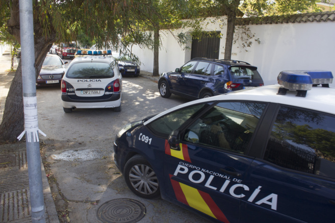 Dos patrulleros policiales delante de la casa de ngel Ojeda en...