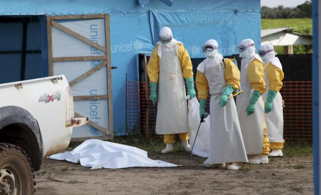 Trabajadores sanitarios desinfectan una zona de Liberia.