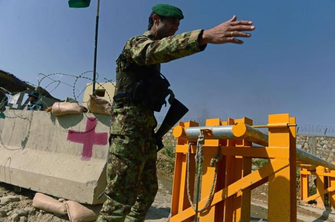 Un soldado afgano en la puerta de la academia militar donde se produjo...