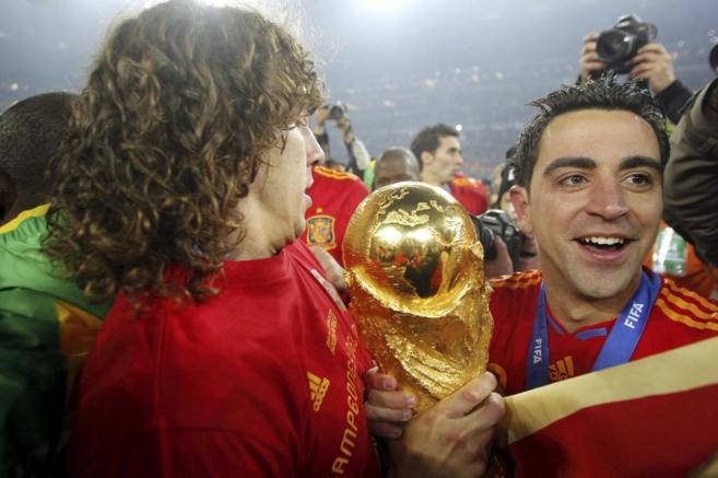 Xavi vivi uno de los mejores momentos al alzar la Copa de Campen...