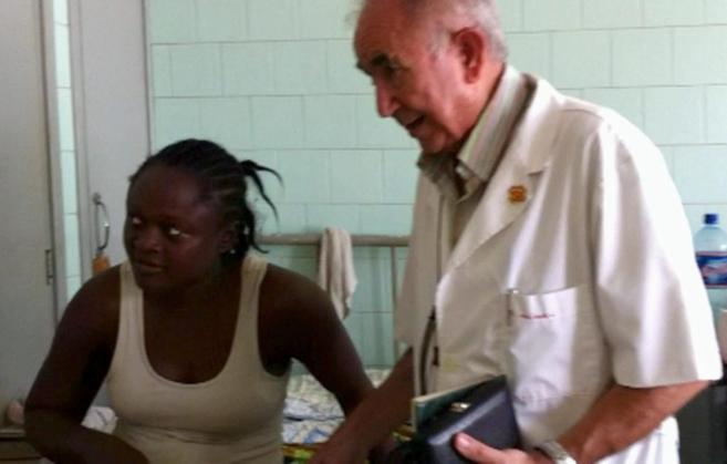 El padre Miguel Pajares, infectado de ébola, con una enferma en el...