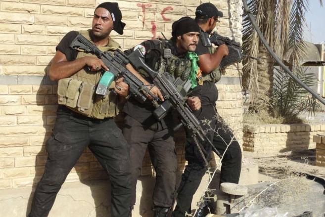 Miembros de las Fuerzas Especiales iraques en busca de militantes...