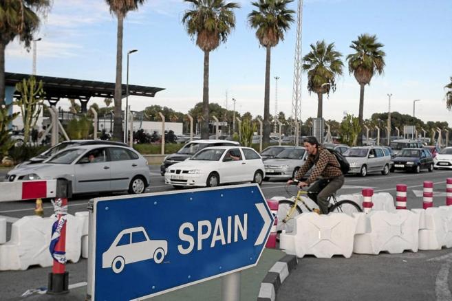 Decenas de automviles esperan acceder en Gibraltar desde La Lnea...